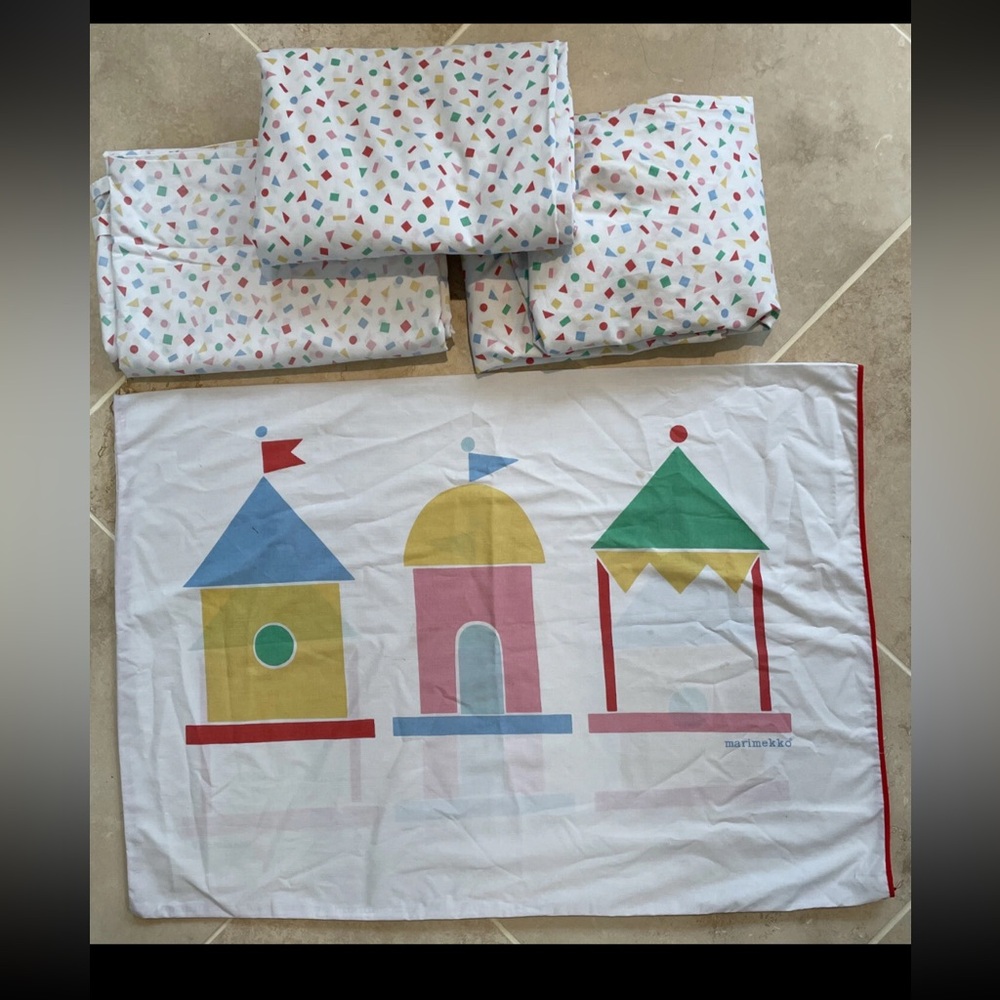 Vintage MARIMEKKO Shapes geometric white Yellow Red Twin Sheet set  1980’s 4pc